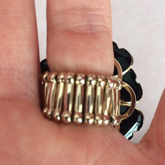 Bold statement flower ring - Picture 2 of 4